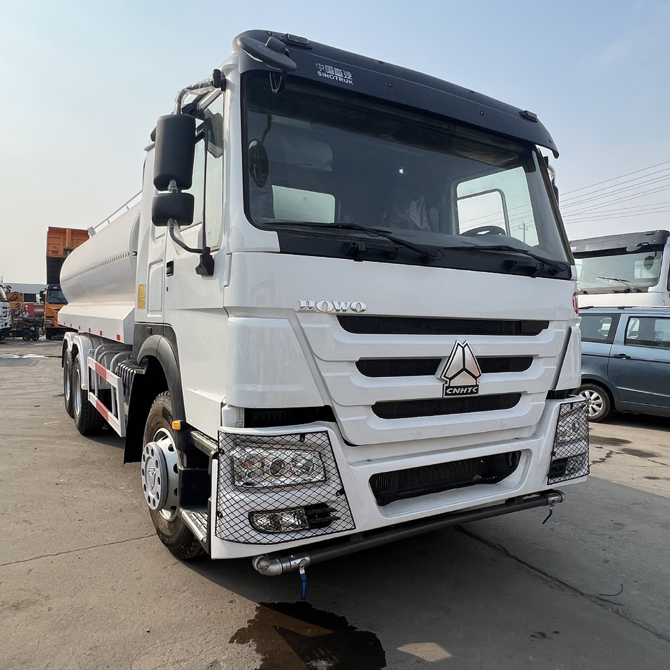 SINOTRUK HOWO sprinkler - Tankbil: bild 1 SINOTRUK HOWO sprinkler - Tankbil: bild 1