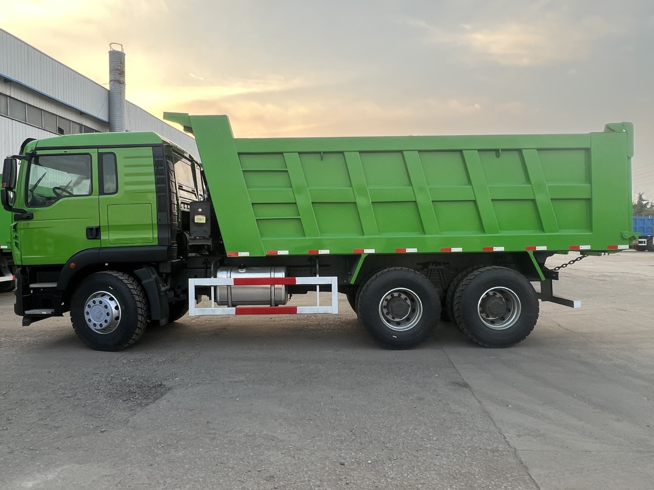 Sinotruk HOWO - Tippbil lastbil: bild 2 Sinotruk HOWO - Tippbil lastbil: bild 2