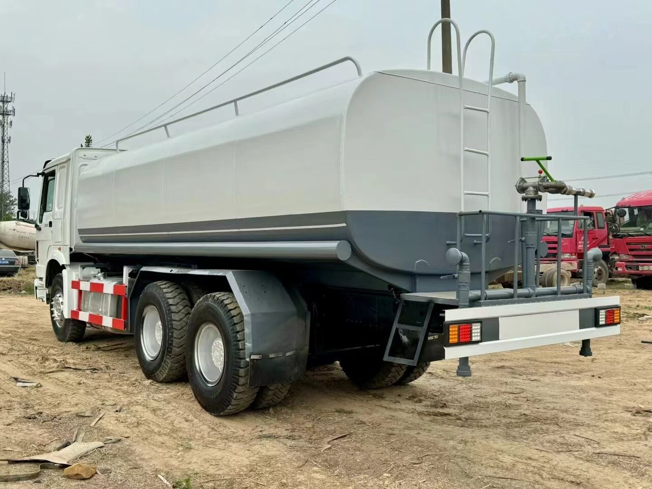 Sinotruk Howo 6*4 20cm³ - Utility/ Specialfordon: bild 3 Sinotruk Howo 6*4 20cm³ - Utility/ Specialfordon: bild 3