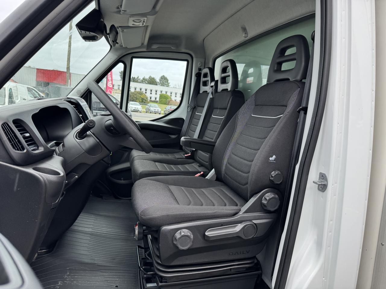 IVECO Daily 35 C 16H3.0 - BV Hi-Matic CHASSIS CABINE CAISSE 20M3 + HAYON - Volymskåp: bild 4 IVECO Daily 35 C 16H3.0 - BV Hi-Matic CHASSIS CABINE CAISSE 20M3 + HAYON - Volymskåp: bild 4