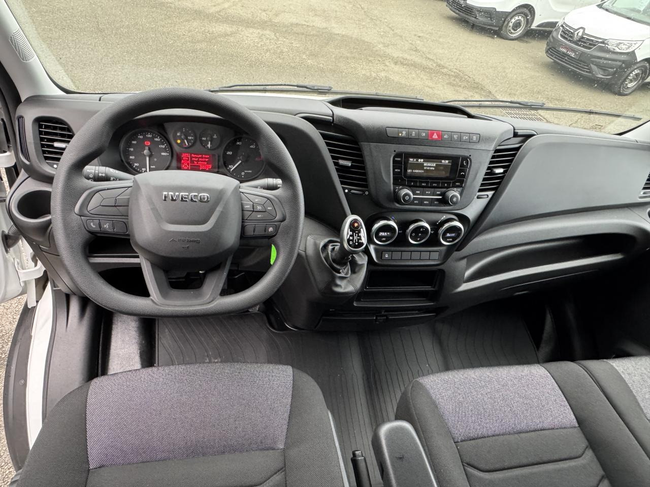 IVECO Daily 35 C 16H3.0 - BV Hi-Matic CHASSIS CABINE CAISSE 20M3 + HAYON - Volymskåp: bild 3 IVECO Daily 35 C 16H3.0 - BV Hi-Matic CHASSIS CABINE CAISSE 20M3 + HAYON - Volymskåp: bild 3