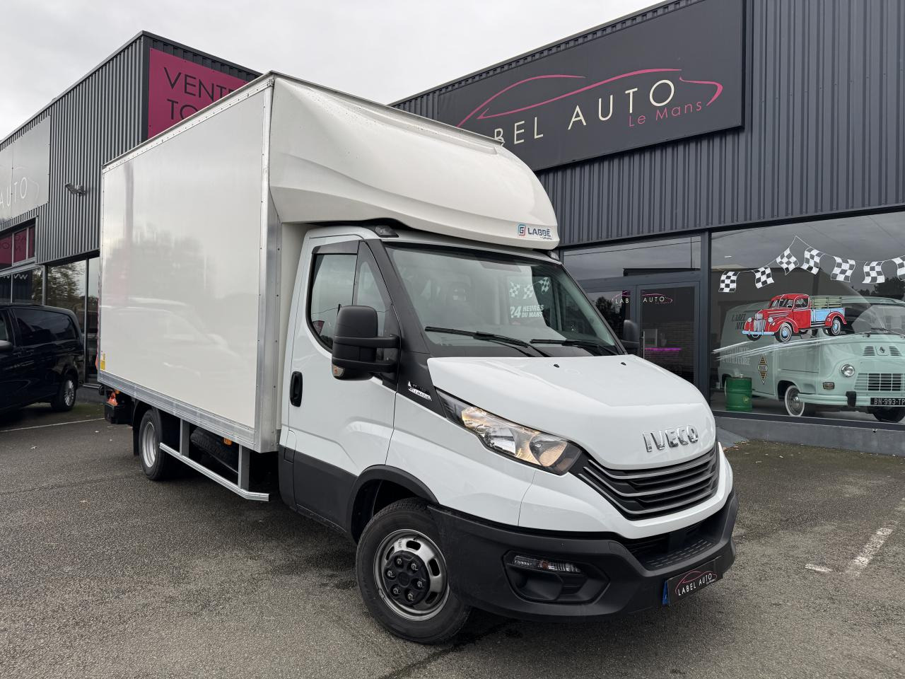 IVECO Daily 35 C 16H3.0 - BV Hi-Matic CHASSIS CABINE CAISSE 20M3 + HAYON - Volymskåp: bild 2 IVECO Daily 35 C 16H3.0 - BV Hi-Matic CHASSIS CABINE CAISSE 20M3 + HAYON - Volymskåp: bild 2