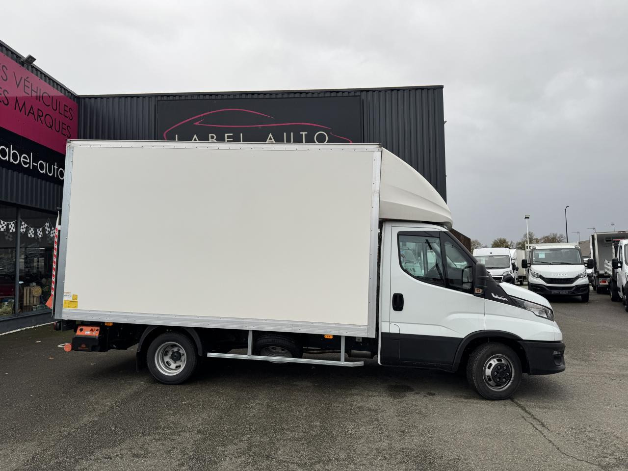 IVECO Daily 35 C 16H3.0 - BV Hi-Matic CHASSIS CABINE CAISSE 20M3 + HAYON - Volymskåp: bild 1 IVECO Daily 35 C 16H3.0 - BV Hi-Matic CHASSIS CABINE CAISSE 20M3 + HAYON - Volymskåp: bild 1