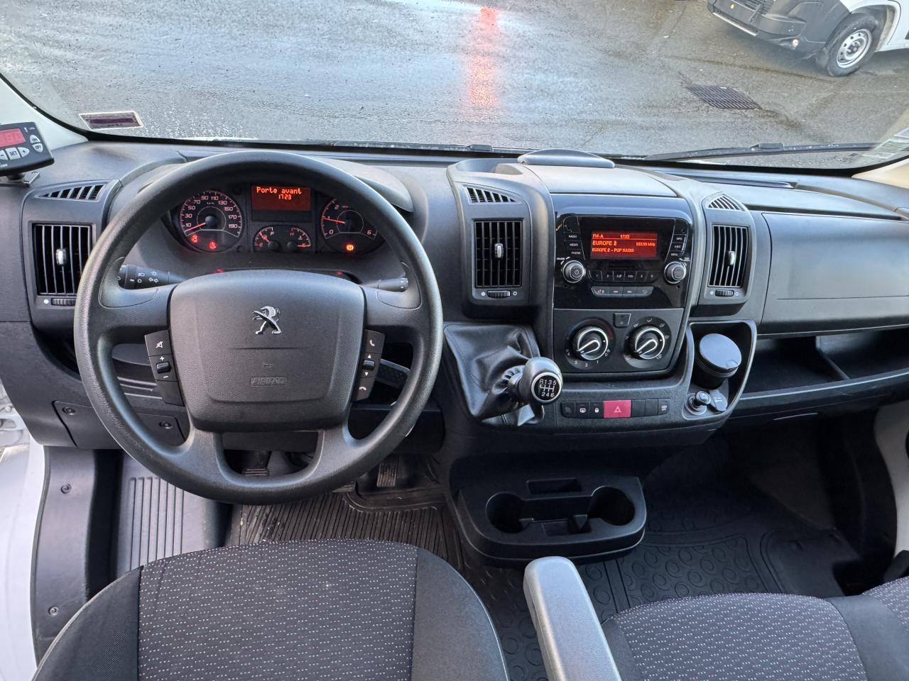 PEUGEOT Boxer 3.5t L2H2 2.2 HDi S&S - 140 III FOURGON TOLE Fourgon Tolé 335 L2H2 PHASE 3 - Skåpbil: bild 3 PEUGEOT Boxer 3.5t L2H2 2.2 HDi S&S - 140 III FOURGON TOLE Fourgon Tolé 335 L2H2 PHASE 3 - Skåpbil: bild 3