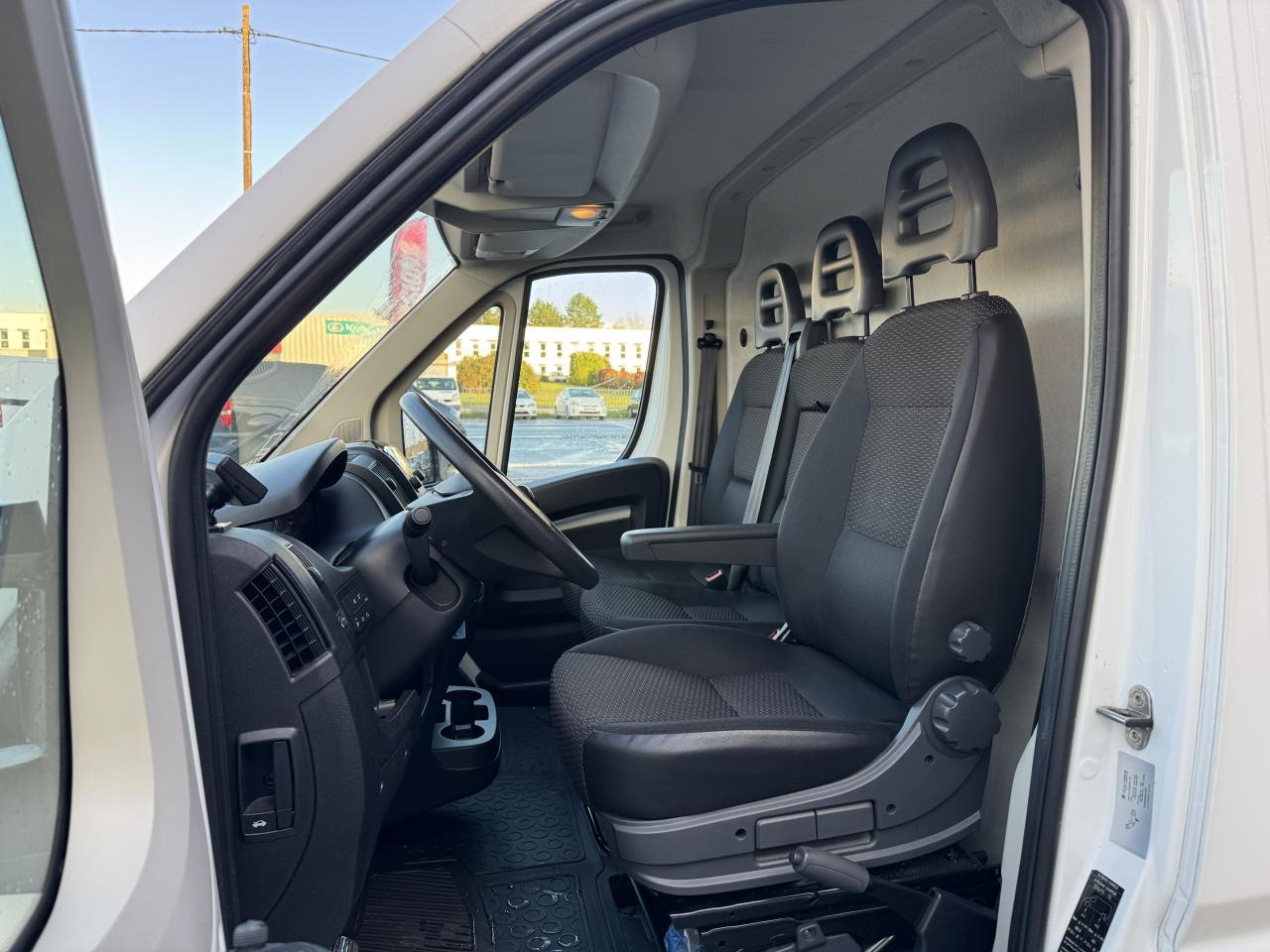 PEUGEOT Boxer 3.5t L2H2 2.2 HDi S&S - 140 III FOURGON TOLE Fourgon Tolé 335 L2H2 PHASE 3 - Skåpbil: bild 4 PEUGEOT Boxer 3.5t L2H2 2.2 HDi S&S - 140 III FOURGON TOLE Fourgon Tolé 335 L2H2 PHASE 3 - Skåpbil: bild 4