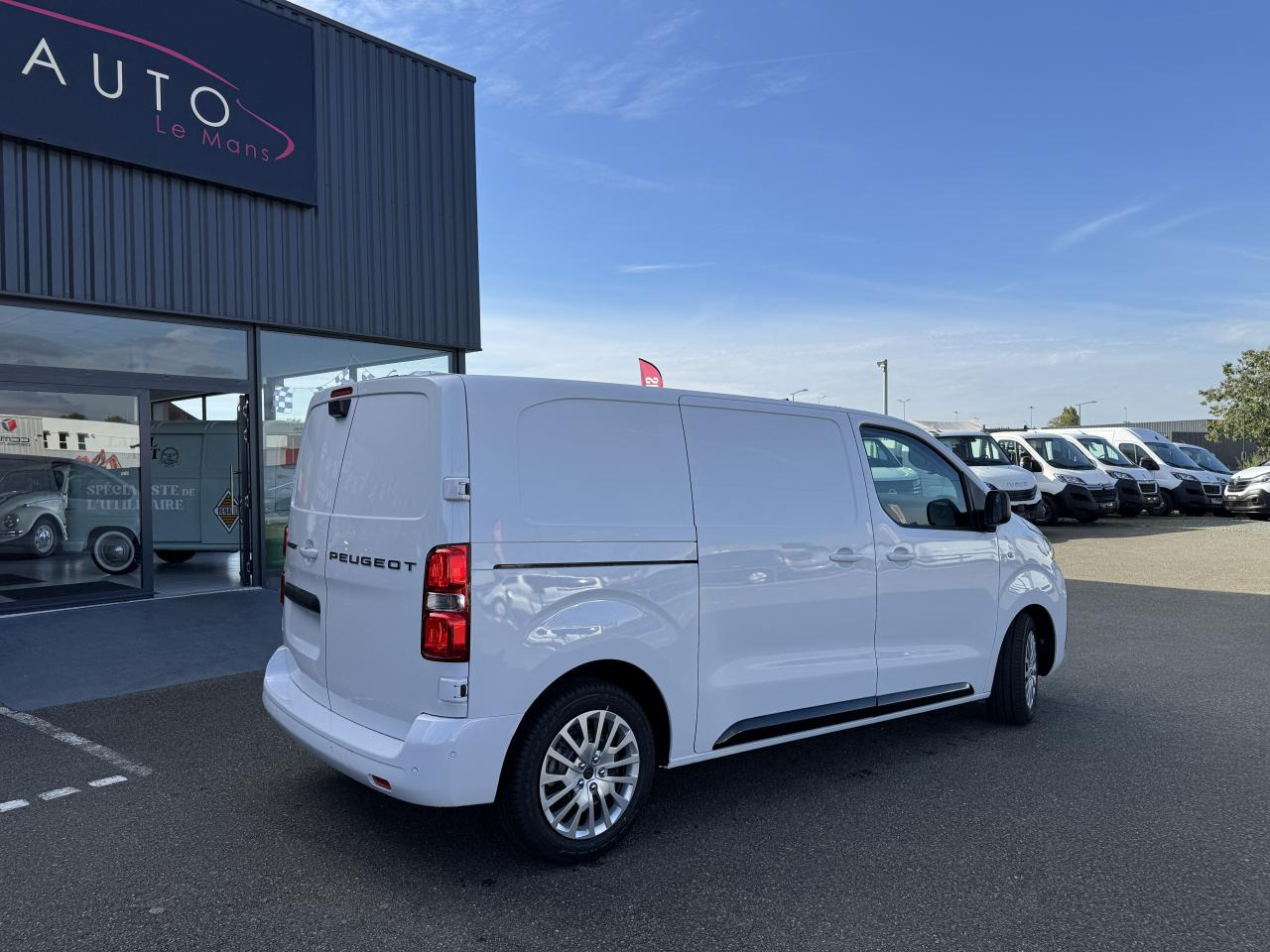 Ny Skåpbil PEUGEOT Expert M 2.0 BlueHDi - 145 S&S - BV EAT8 III FOURGON Fourgon PHASE 2: bild 6 Ny Skåpbil PEUGEOT Expert M 2.0 BlueHDi - 145 S&S - BV EAT8 III FOURGON Fourgon PHASE 2: bild 6