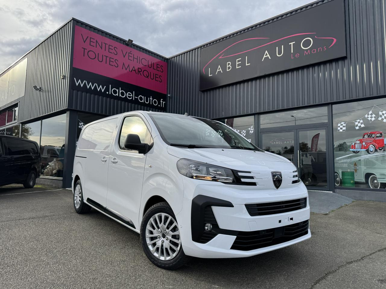 PEUGEOT Expert M 2.0 BlueHDi - 180 S&S - BV EAT8 III FOURGON Fourgon PHASE 2 - Skåpbil: bild 1 PEUGEOT Expert M 2.0 BlueHDi - 180 S&S - BV EAT8 III FOURGON Fourgon PHASE 2 - Skåpbil: bild 1