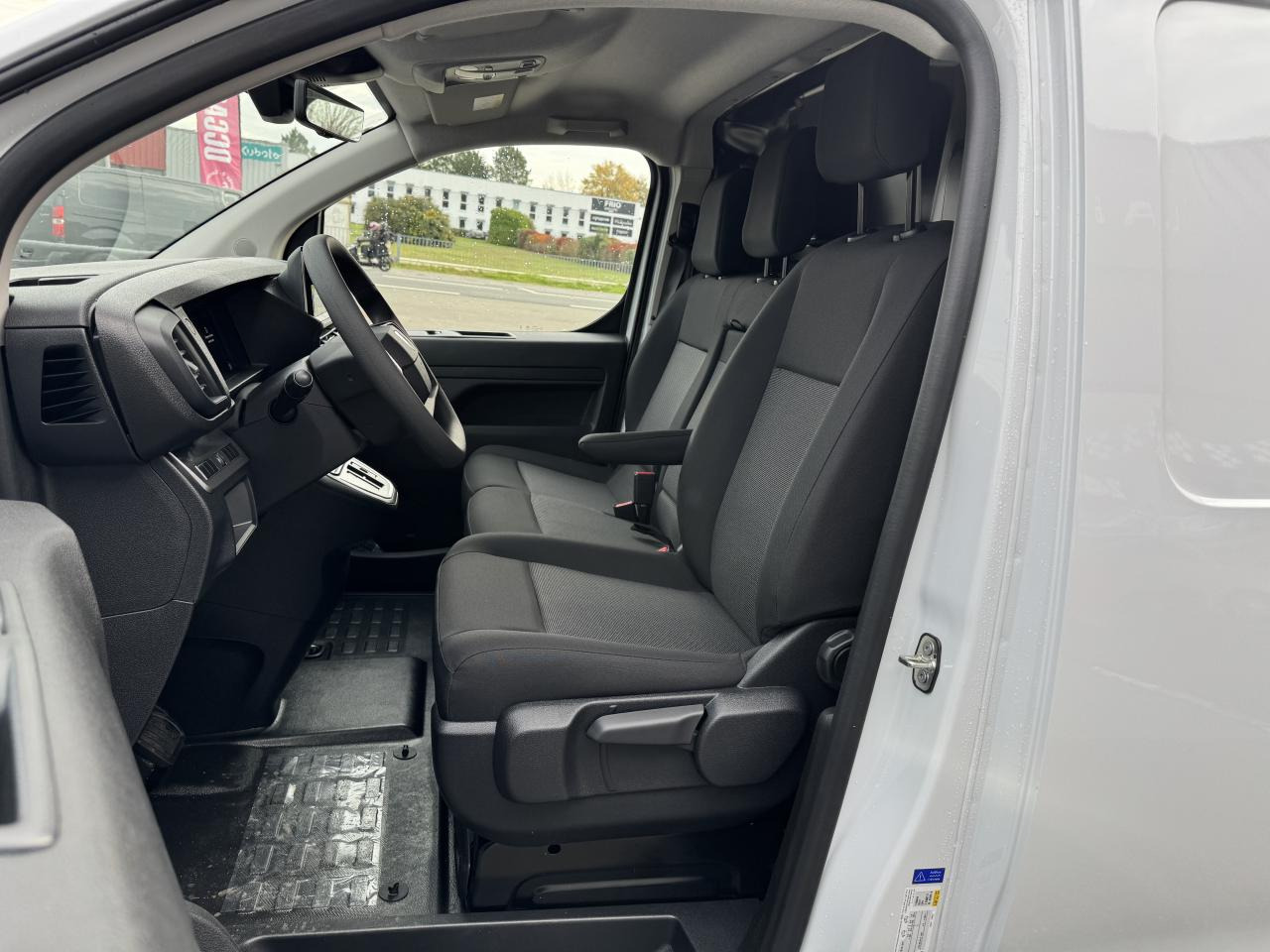 PEUGEOT Expert M 2.0 BlueHDi - 180 S&S - BV EAT8 III FOURGON Fourgon PHASE 2 - Skåpbil: bild 5 PEUGEOT Expert M 2.0 BlueHDi - 180 S&S - BV EAT8 III FOURGON Fourgon PHASE 2 - Skåpbil: bild 5