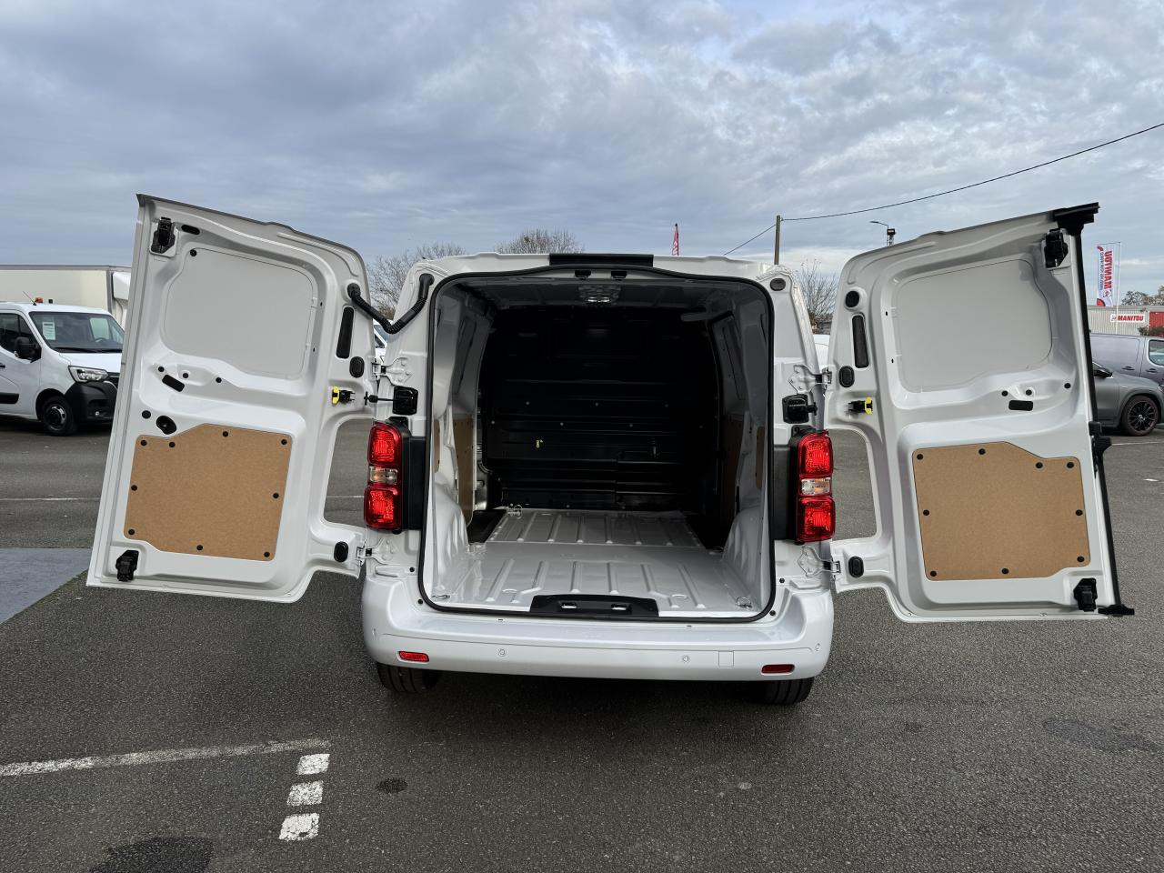 PEUGEOT Expert M 2.0 BlueHDi - 180 S&S - BV EAT8 III FOURGON Fourgon PHASE 2 - Skåpbil: bild 3 PEUGEOT Expert M 2.0 BlueHDi - 180 S&S - BV EAT8 III FOURGON Fourgon PHASE 2 - Skåpbil: bild 3