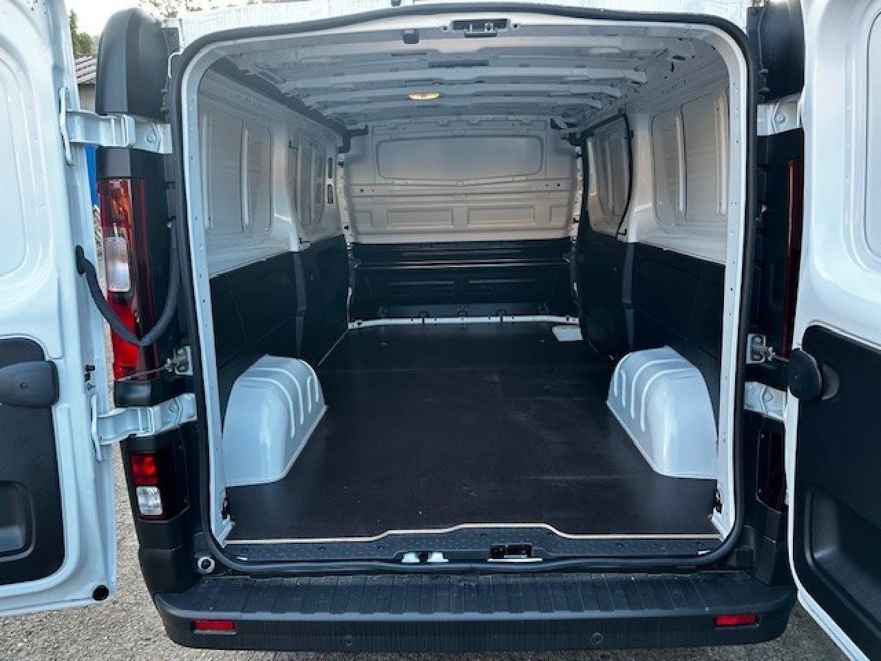 RENAULT Trafic L2H1 3000 Kg 2.0 Blue dCi - 130 L2H1 2 places - Skåpbil: bild 2 RENAULT Trafic L2H1 3000 Kg 2.0 Blue dCi - 130 L2H1 2 places - Skåpbil: bild 2