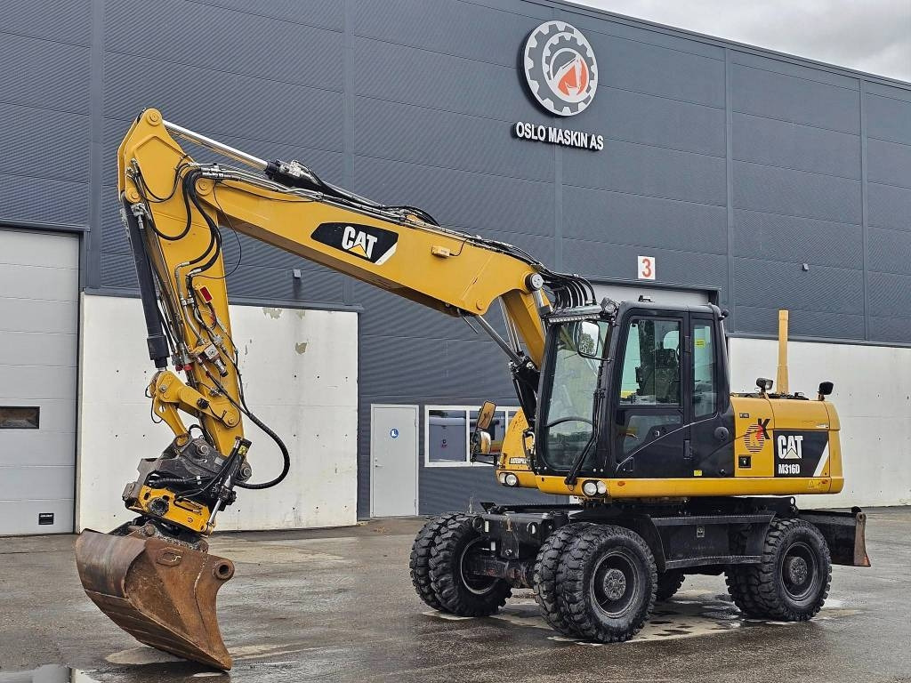 CAT M 316 D - Grävmaskin på däck: bild 1 CAT M 316 D - Grävmaskin på däck: bild 1