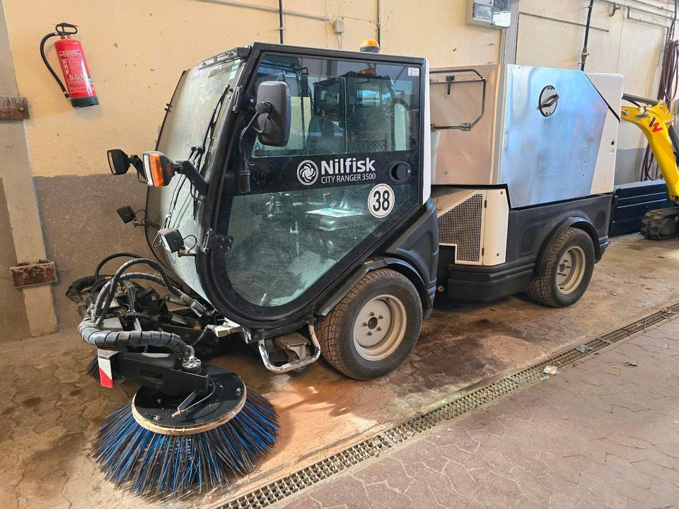 Nilfisk City Ranger 3500 Kehrmaschine Straßenkehrmaschine mit Schmidt Bediendisplay Hako Kehreinheit - Sopmaskin: bild 1 Nilfisk City Ranger 3500 Kehrmaschine Straßenkehrmaschine mit Schmidt Bediendisplay Hako Kehreinheit - Sopmaskin: bild 1