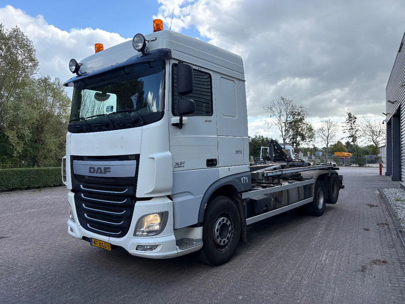 DAF XF 440 6x2 / VDL 21 TON / AFNET SYSTEEM / DUBBELLUCHT SLEPER / APK - TUV JUNI 2026 / - Lastväxlare lastbil: bild 2 DAF XF 440 6x2 / VDL 21 TON / AFNET SYSTEEM / DUBBELLUCHT SLEPER / APK - TUV JUNI 2026 / - Lastväxlare lastbil: bild 2