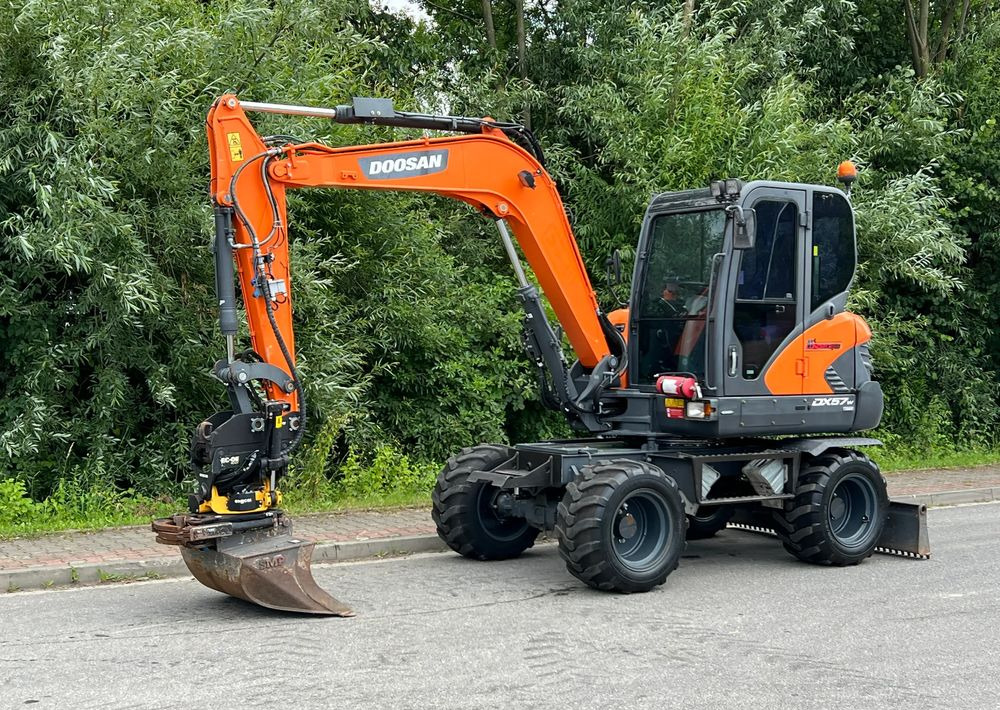 Doosan DOOSAN DX57W *ROTOTILT* 2200 Motogodzin * Jak Nowa * Sprowadzona * Stan Perfekcyjny - Grävmaskin på däck: bild 1 Doosan DOOSAN DX57W *ROTOTILT* 2200 Motogodzin * Jak Nowa * Sprowadzona * Stan Perfekcyjny - Grävmaskin på däck: bild 1