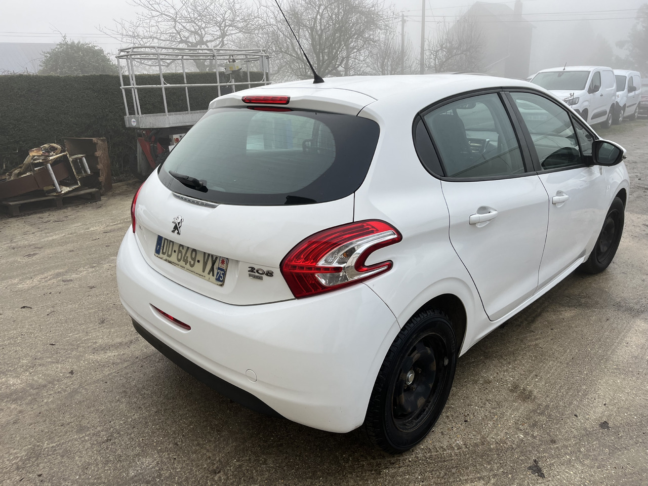 Peugeot 208 1L6 hdi 100cv 2 places motricité renforcée FAM - Små skåpbil: bild 2 Peugeot 208 1L6 hdi 100cv 2 places motricité renforcée FAM - Små skåpbil: bild 2