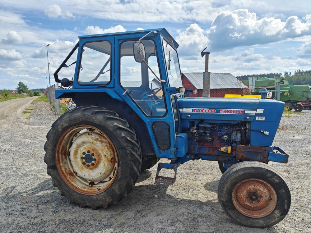 FORD 5000 traktori alkuperäiskuntoinen, Hara hytillä ja paljon hydrauliikkaa, katso video! - Traktor: bild 4 FORD 5000 traktori alkuperäiskuntoinen, Hara hytillä ja paljon hydrauliikkaa, katso video! - Traktor: bild 4