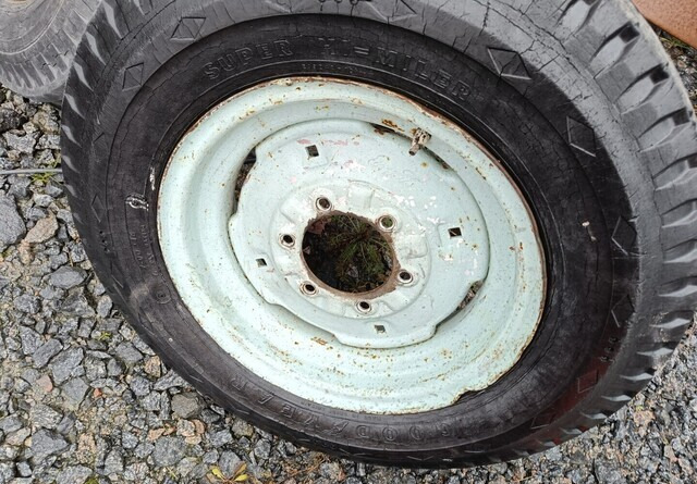 Fordson Diesel Major eturenkaat - Däck för Traktor: bild 4 Fordson Diesel Major eturenkaat - Däck för Traktor: bild 4