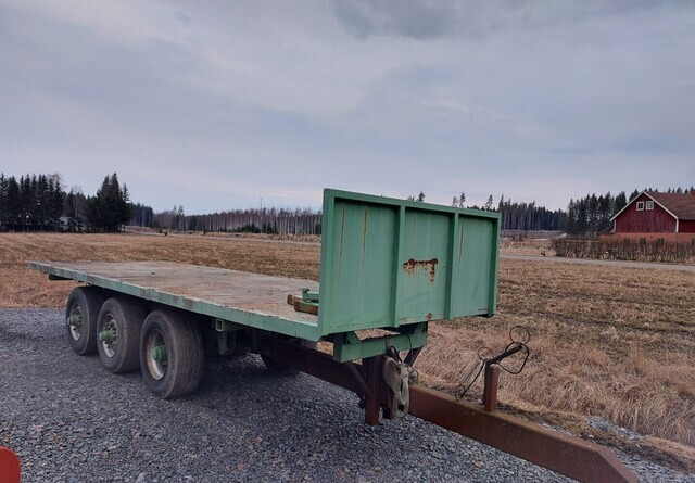 JALKALAVAKÄRRY - 3-akselinen ILMA-ALUSTAINEN KÄRRY MONEEN KÄYTTÖÖN - Flakvagn för lantbruk: bild 1 JALKALAVAKÄRRY - 3-akselinen ILMA-ALUSTAINEN KÄRRY MONEEN KÄYTTÖÖN - Flakvagn för lantbruk: bild 1
