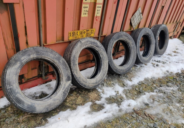 Renkaat 5 kpl koko 205/65R17.5 - Däck för Lantbruksmaskiner: bild 1 Renkaat 5 kpl koko 205/65R17.5 - Däck för Lantbruksmaskiner: bild 1