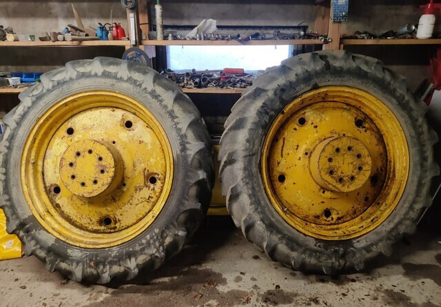 Traktorin renkaat 13.6/12x38 vanteilla - Däck för Traktor: bild 1 Traktorin renkaat 13.6/12x38 vanteilla - Däck för Traktor: bild 1