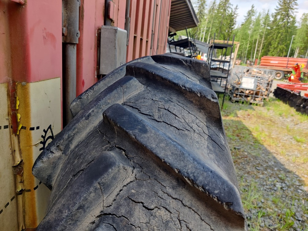 Traktorin renkaat 13.6x36 vannekehillä - Däck för Traktor: bild 3 Traktorin renkaat 13.6x36 vannekehillä - Däck för Traktor: bild 3