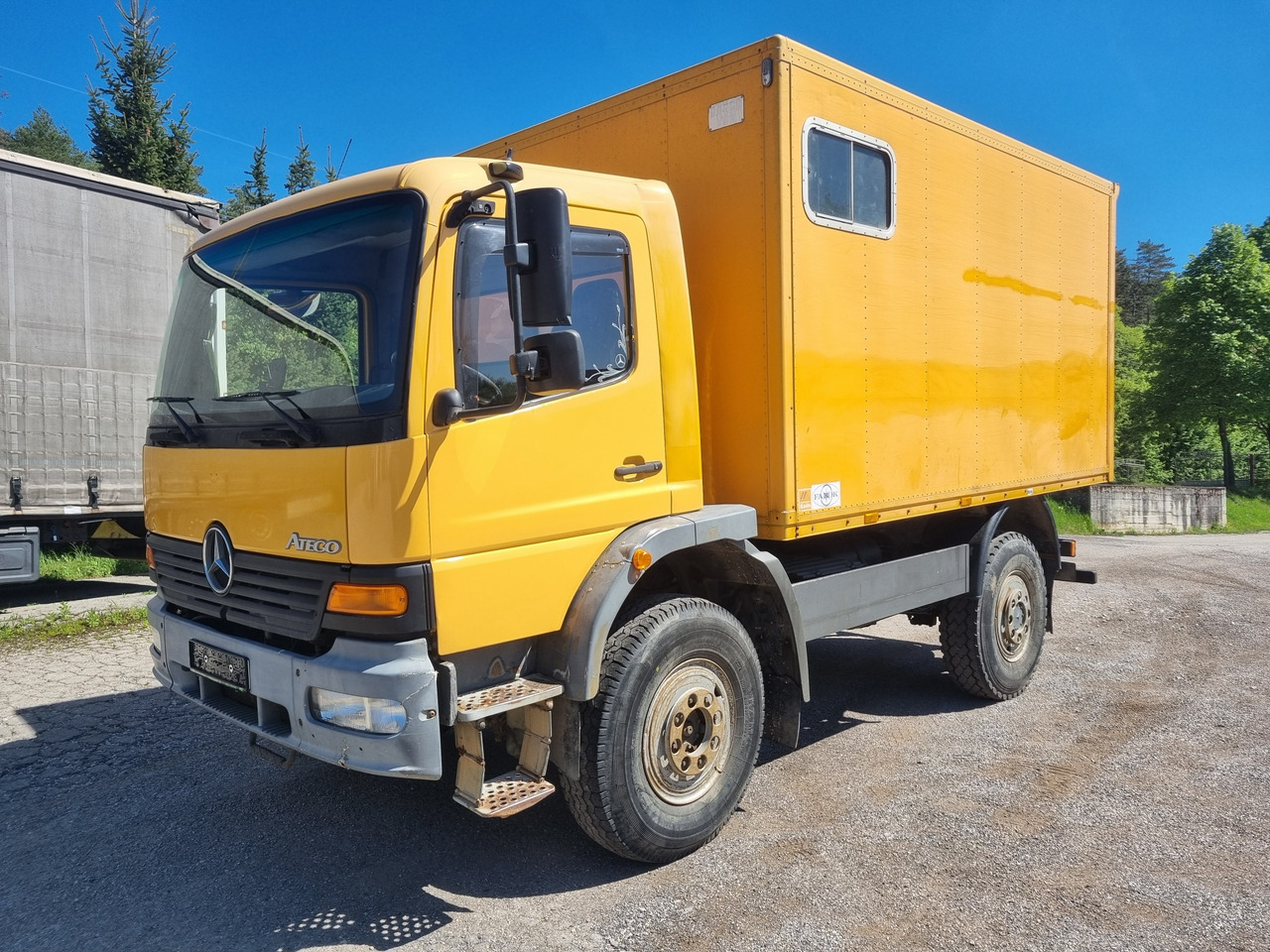 MERCEDES-BENZ ATEGO 1017 4x4 BOX + PTO - Lastbil med skåp: bild 1 MERCEDES-BENZ ATEGO 1017 4x4 BOX + PTO - Lastbil med skåp: bild 1