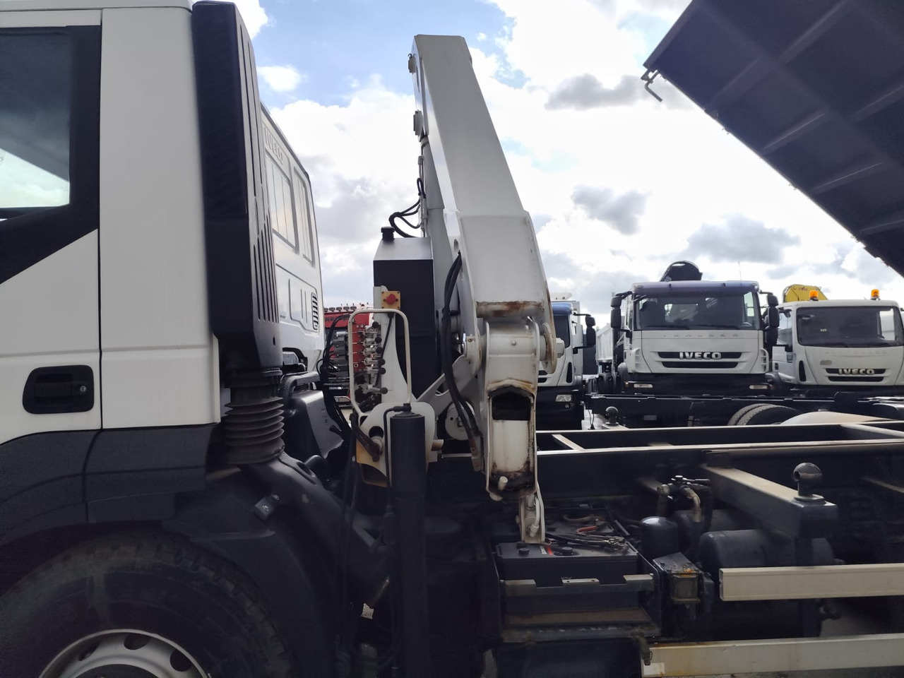 IVECO STRALIS AD 190S31P - Kranbil, Tippbil lastbil: bild 2 IVECO STRALIS AD 190S31P - Kranbil, Tippbil lastbil: bild 2