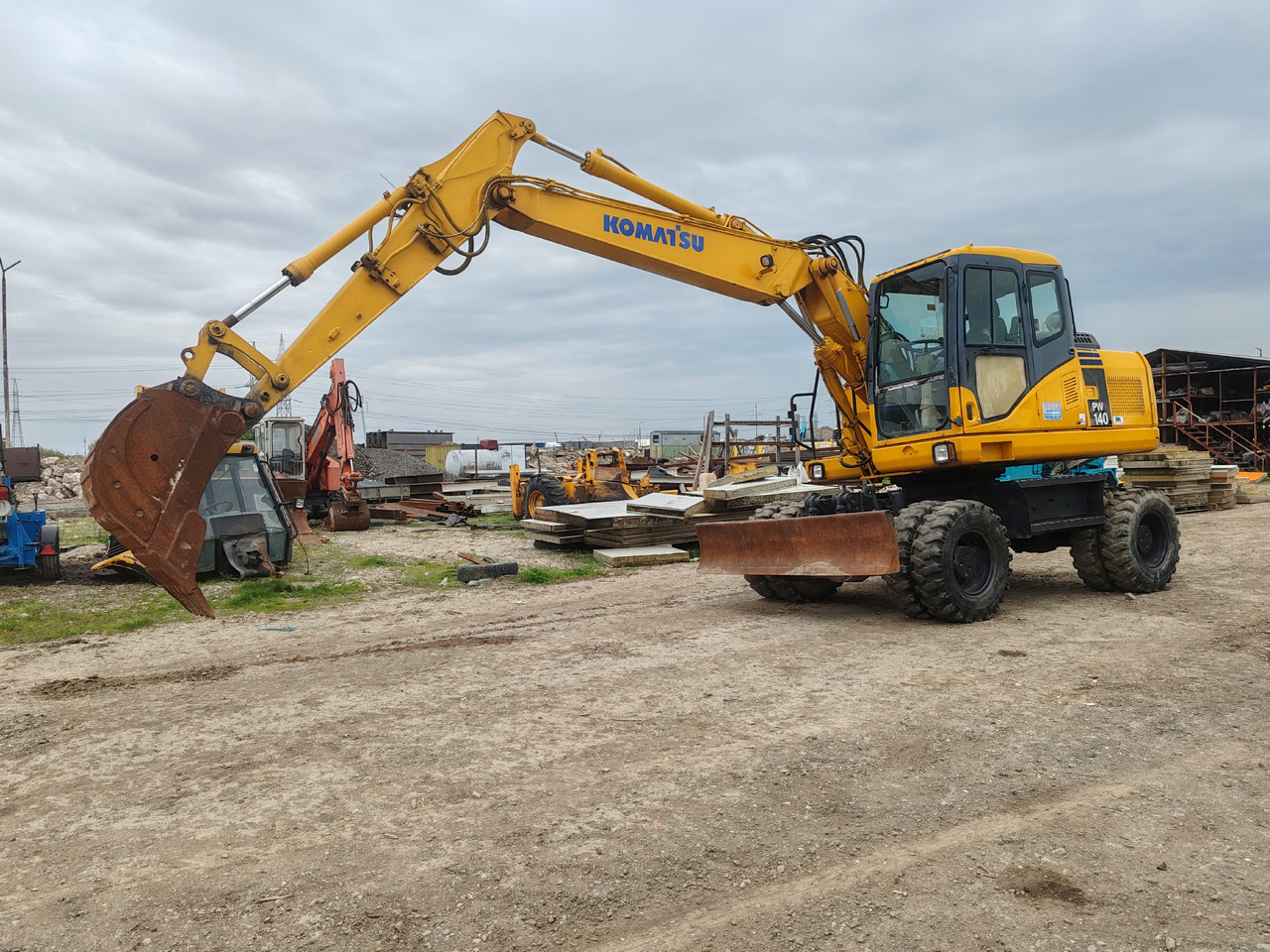 Komatsu PW140-7 - Grävmaskin på däck: bild 1 Komatsu PW140-7 - Grävmaskin på däck: bild 1
