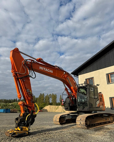 HitachiZX225USLC-7 + Engcon - Bandgrävare: bild 1 HitachiZX225USLC-7 + Engcon - Bandgrävare: bild 1