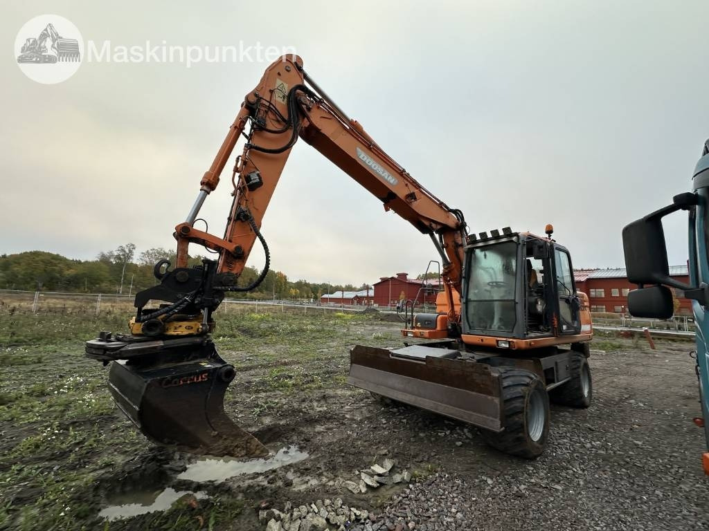Doosan DX 140 W med vagn och redskap  - Grävmaskin på däck: bild 1 Doosan DX 140 W med vagn och redskap  - Grävmaskin på däck: bild 1