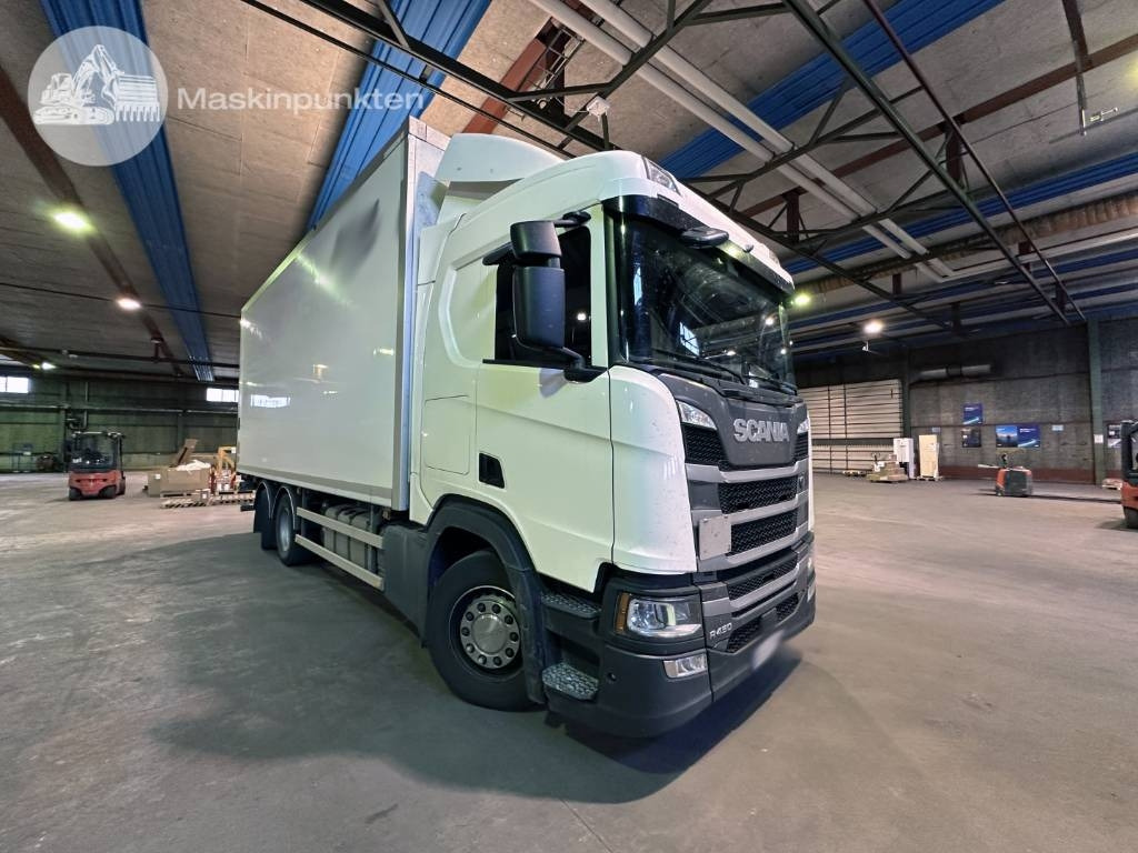 Scania R 450 - Lastbil med skåp: bild 1 Scania R 450 - Lastbil med skåp: bild 1