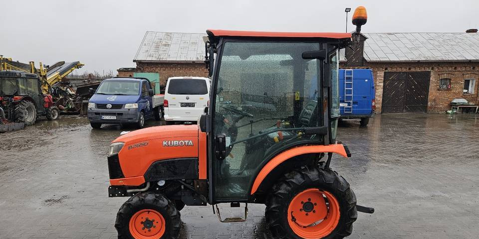 Ciągnik Kubota B2650 4x4 klima 26 KM hydrostat - Traktor: bild 1 Ciągnik Kubota B2650 4x4 klima 26 KM hydrostat - Traktor: bild 1