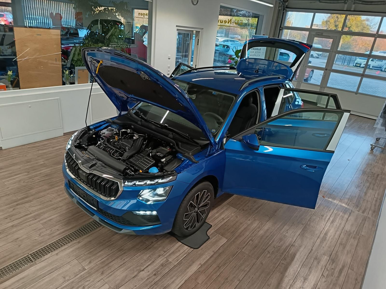 Skoda Kamiq 130 Jahre 1,5TSI DSG*AHK*ACC*LED*R-KAM*PDC - SUV: bild 2 Skoda Kamiq 130 Jahre 1,5TSI DSG*AHK*ACC*LED*R-KAM*PDC - SUV: bild 2