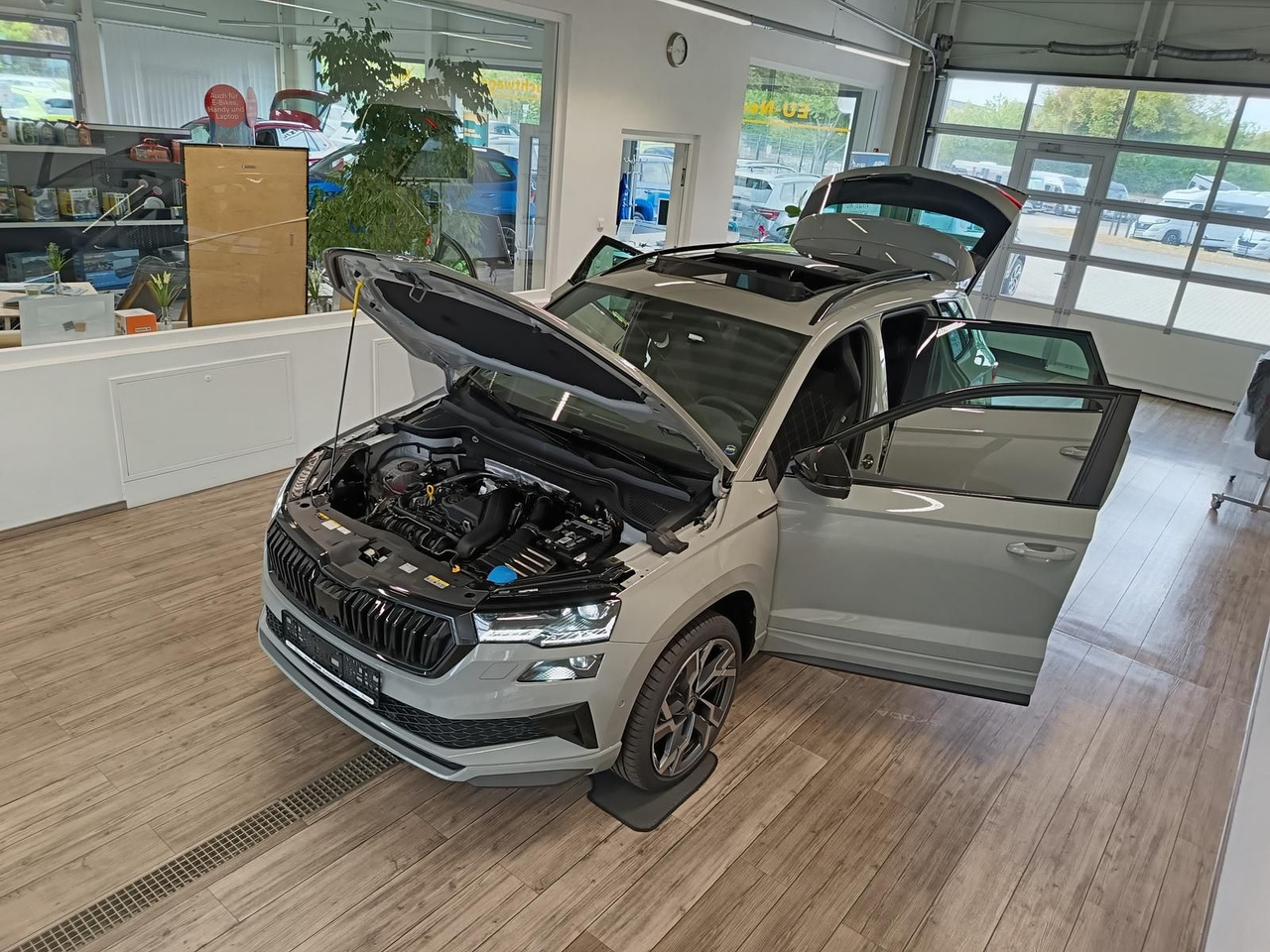 Skoda Karoq Sportline 1,5 TSI DSG*AHK*PSD*STD.HZG*NAVI - SUV: bild 2 Skoda Karoq Sportline 1,5 TSI DSG*AHK*PSD*STD.HZG*NAVI - SUV: bild 2