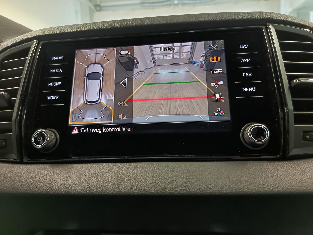 SUV Skoda Karoq Sportline 2,0 TDI DSG 4x4*AHK*PSD*STD.HZG*: bild 15 SUV Skoda Karoq Sportline 2,0 TDI DSG 4x4*AHK*PSD*STD.HZG*: bild 15