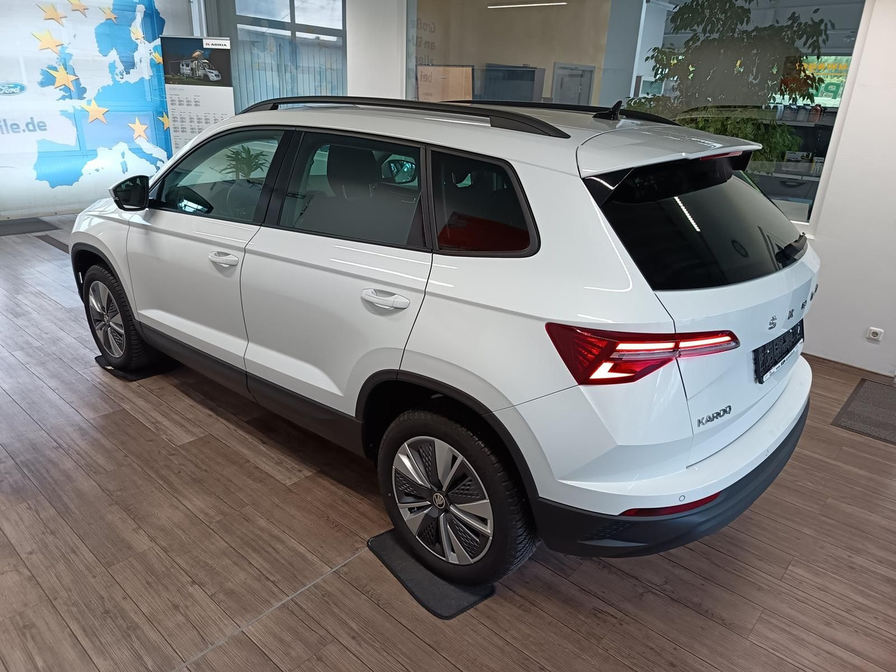 Skoda Karoq Style 1,5TSI DSG*AHK-VORBER*NAVI*LED*R-KAM - SUV: bild 4 Skoda Karoq Style 1,5TSI DSG*AHK-VORBER*NAVI*LED*R-KAM - SUV: bild 4