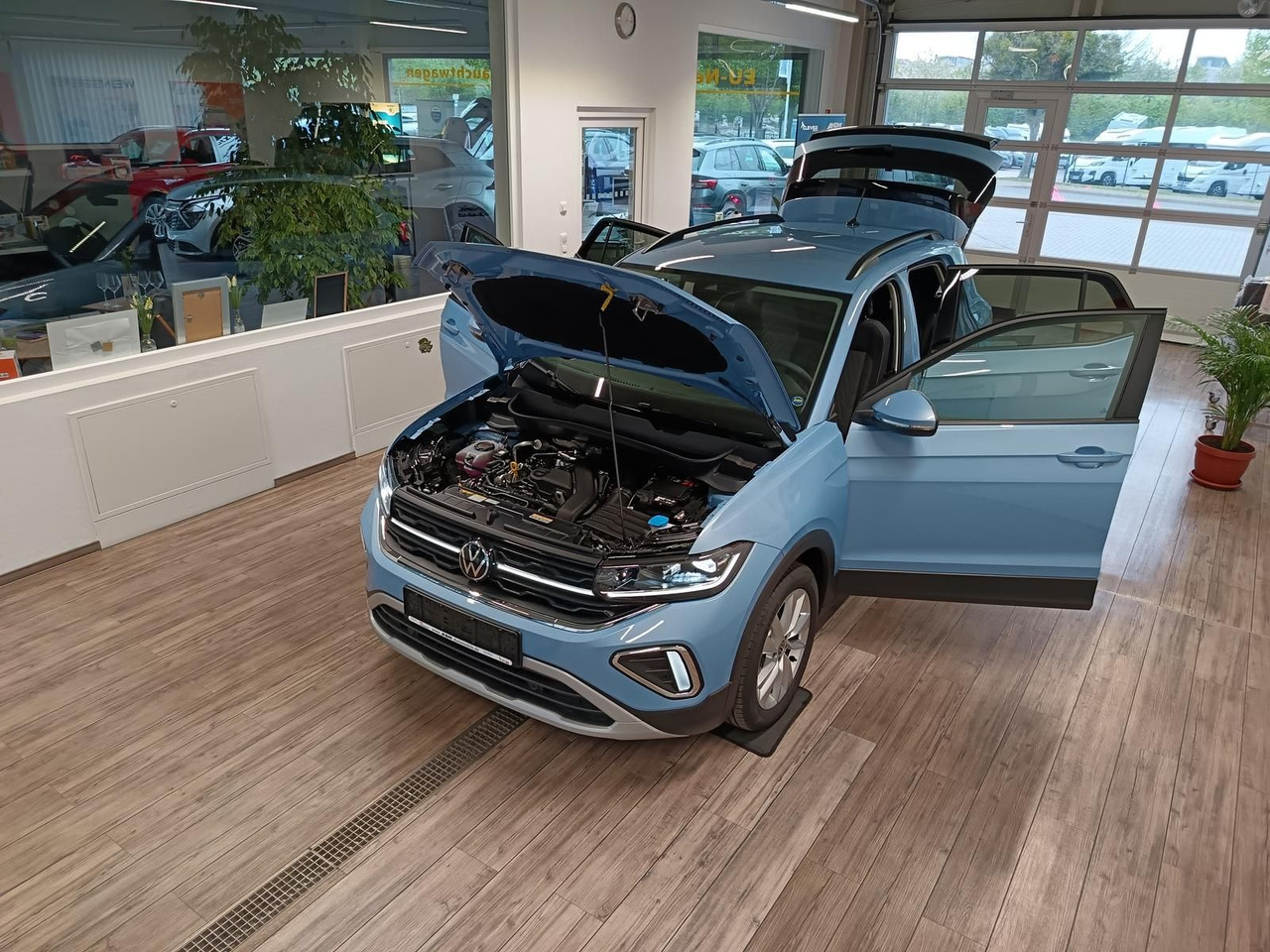 Volkswagen T-Cross Life 1.5 TSI DSG*AHK*MATRIX LED*ACC*SHZ* - SUV: bild 2 Volkswagen T-Cross Life 1.5 TSI DSG*AHK*MATRIX LED*ACC*SHZ* - SUV: bild 2