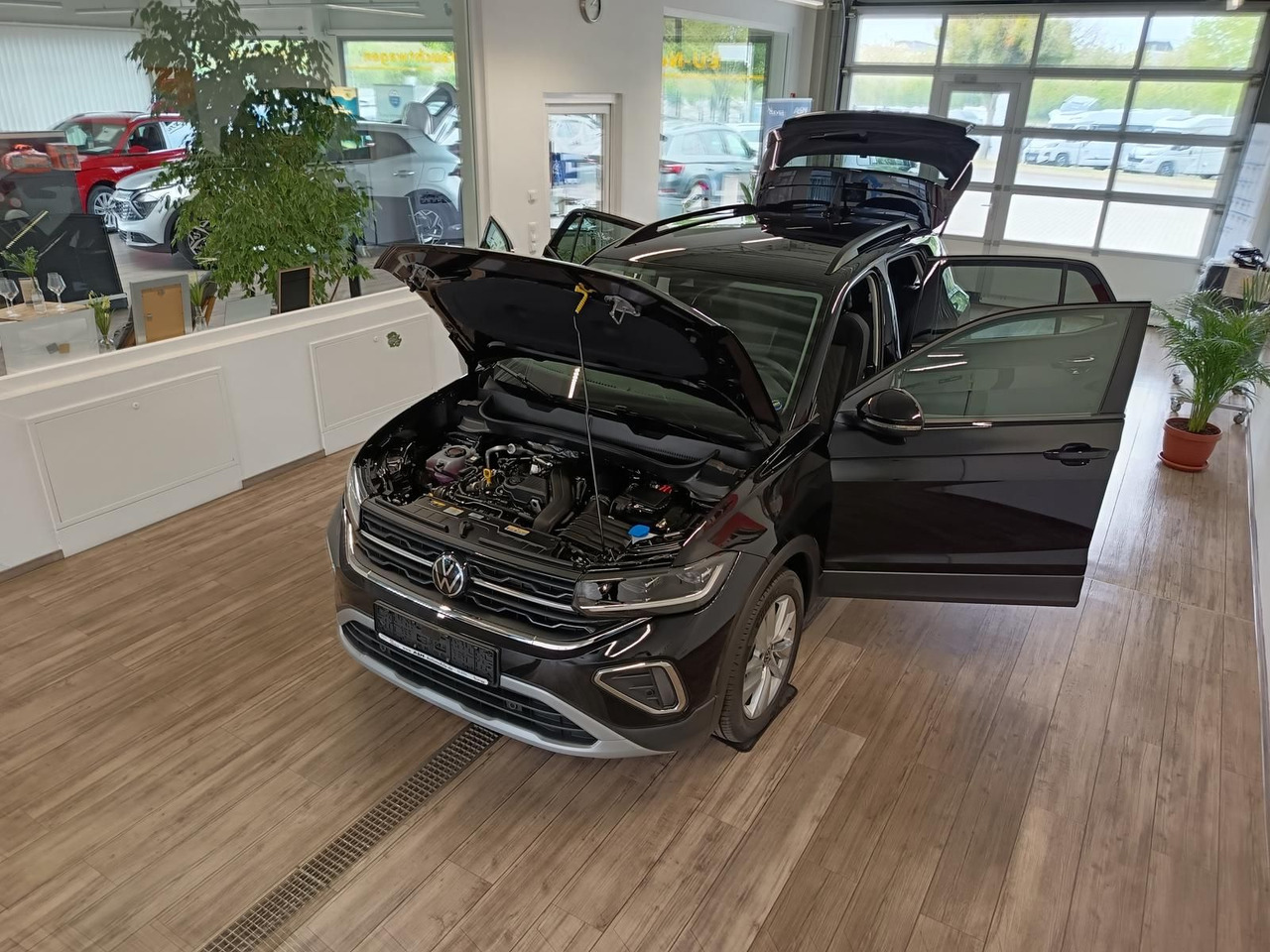 Volkswagen T-Cross Life 1.5 TSI DSG*AHK*MATRIX LED*ACC*SHZ* - SUV: bild 2 Volkswagen T-Cross Life 1.5 TSI DSG*AHK*MATRIX LED*ACC*SHZ* - SUV: bild 2