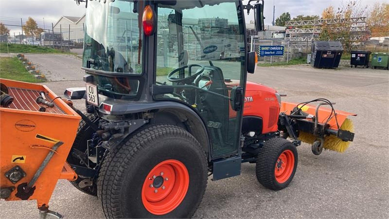 Kubota ST341 inkl. 150 cm kost og udlægger  - Kommunaltraktor: bild 5 Kubota ST341 inkl. 150 cm kost og udlægger  - Kommunaltraktor: bild 5