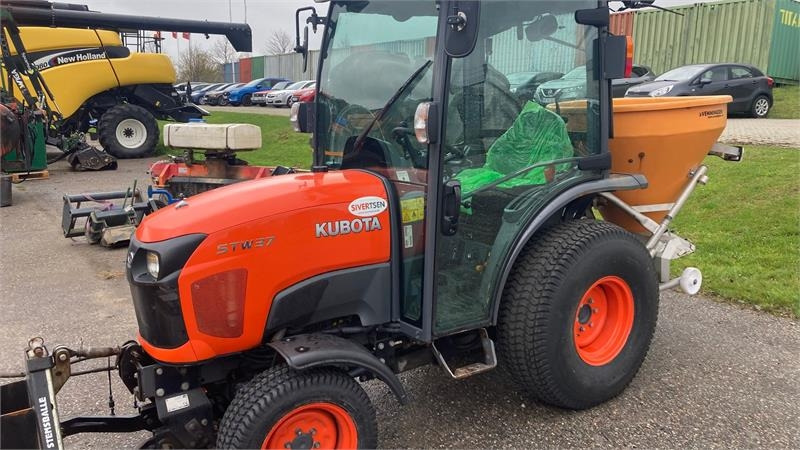 Kubota STW37 Kompakttraktor - Kommunaltraktor: bild 1 Kubota STW37 Kompakttraktor - Kommunaltraktor: bild 1