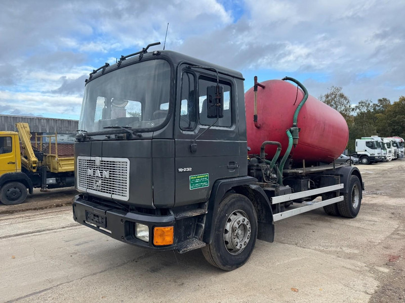 MAN 18.232 (8000 L / 6 CYLINDER WITH MANUAL PUMP / STEEL SUSPENSION) - Sugbil: bild 1 MAN 18.232 (8000 L / 6 CYLINDER WITH MANUAL PUMP / STEEL SUSPENSION) - Sugbil: bild 1