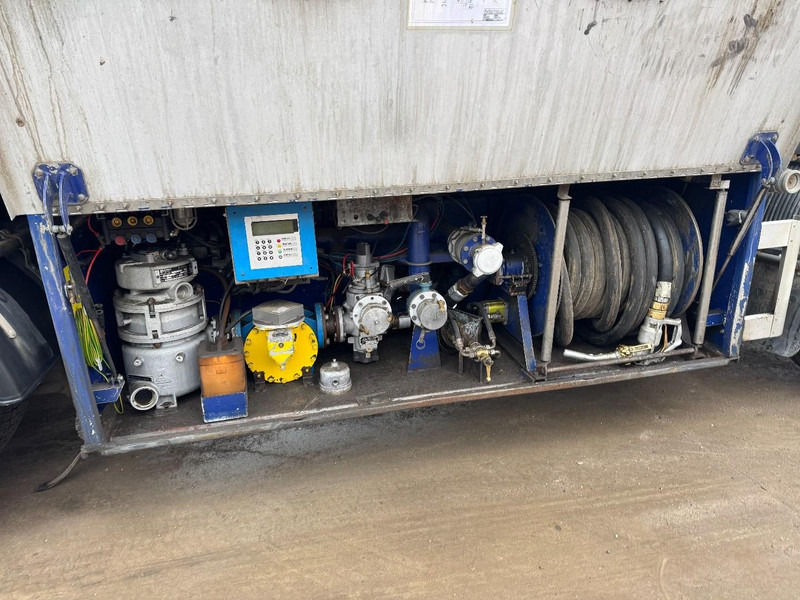 Volvo FL 6 - 220 (11000 L / 2 COMPARTMENTS / 18 TON / MANUAL GEARBOX / PERFECT) - Tankbil: bild 5 Volvo FL 6 - 220 (11000 L / 2 COMPARTMENTS / 18 TON / MANUAL GEARBOX / PERFECT) - Tankbil: bild 5