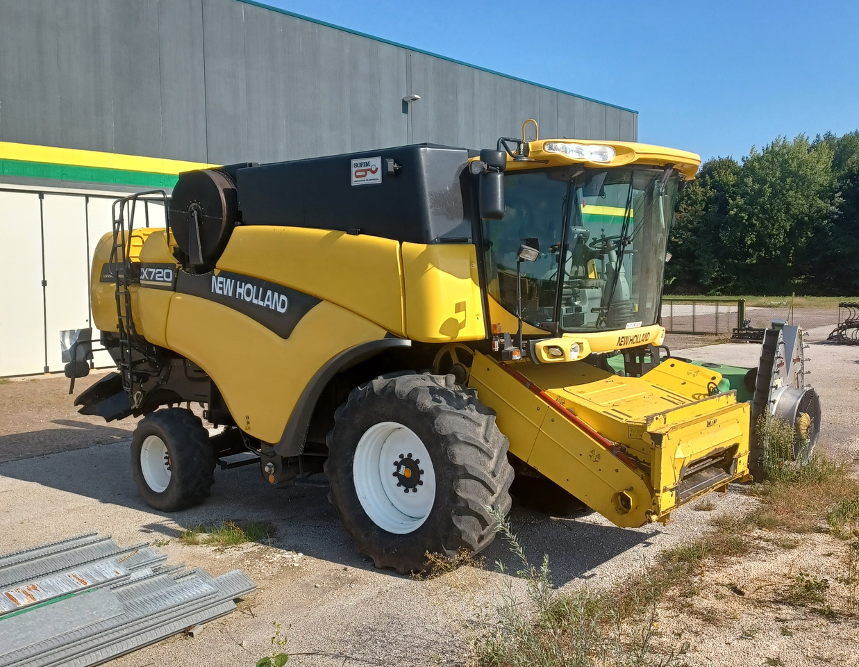 NEW HOLLAND MIETITREBBIA CX 720 - Skördetröska: bild 1 NEW HOLLAND MIETITREBBIA CX 720 - Skördetröska: bild 1