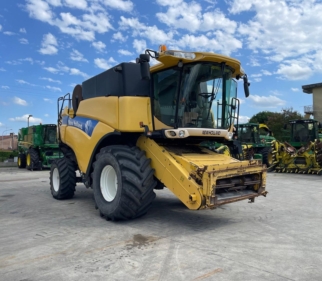 NEW HOLLAND MIETITREBBIA CX 8080 - Skördetröska: bild 2 NEW HOLLAND MIETITREBBIA CX 8080 - Skördetröska: bild 2