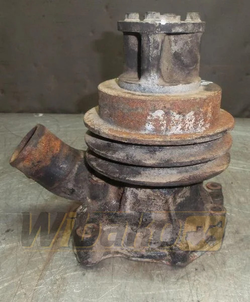 Komatsu S6D105-1 - Vattenpump: bild 1 Komatsu S6D105-1 - Vattenpump: bild 1