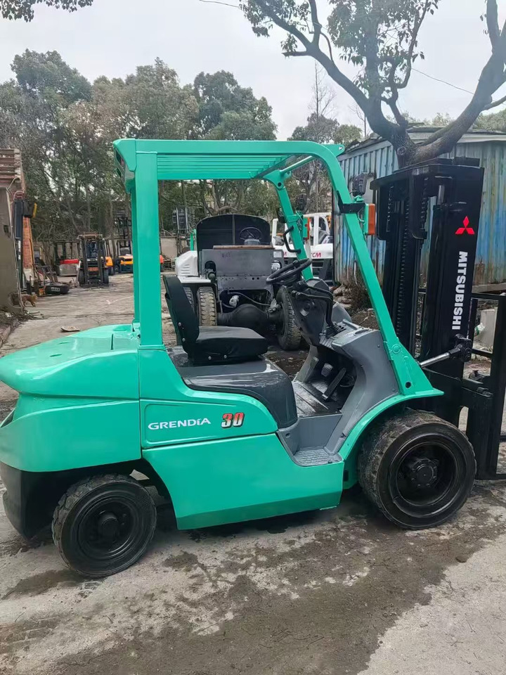 MITSUBISHI 3-ton - Dieseltruck: bild 2 MITSUBISHI 3-ton - Dieseltruck: bild 2