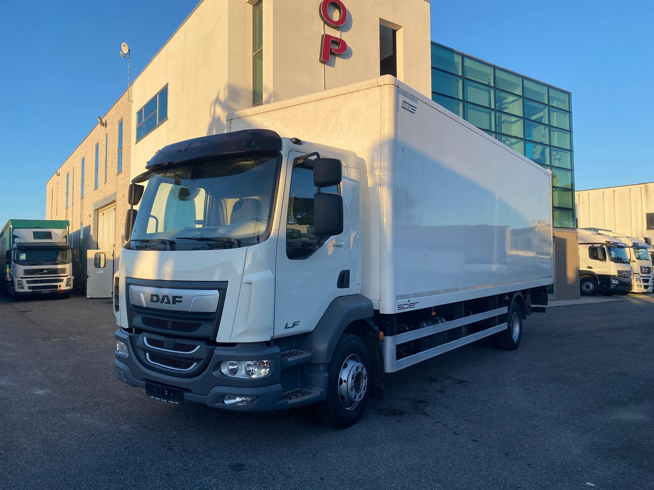 DAF LF 260 FA - Lastbil med skåp: bild 1 DAF LF 260 FA - Lastbil med skåp: bild 1