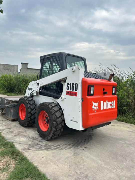 Kompaktlastare/ Slirstyrda lastare USED BOBCAT S160 Skid-steer Loader Bobcat S160 Carry Sweeper with Very Good Performance Is for Sale at a Low Price. [ Copy ]: bild 6
