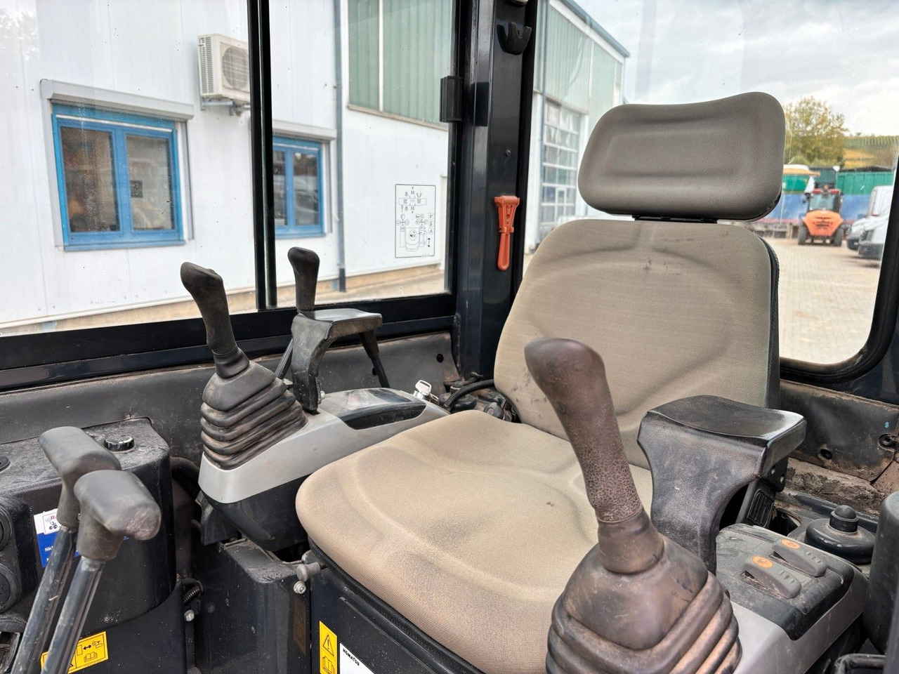 Komatsu PC26MR-3 - Minigrävmaskin: bild 4 Komatsu PC26MR-3 - Minigrävmaskin: bild 4