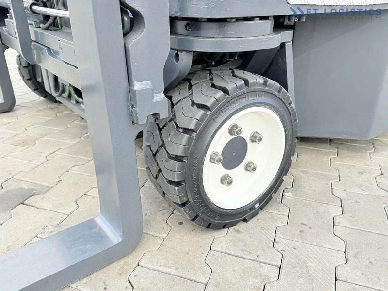 Combilift C3000CB / GAS / TRIPLEX 4900MM / FREE LIFT / FORK POSITIONER / SIDE SHIFT / EXCELLENT CONDITION / Wide range of four-way and sid - 4-vägstruck: bild 4 Combilift C3000CB / GAS / TRIPLEX 4900MM / FREE LIFT / FORK POSITIONER / SIDE SHIFT / EXCELLENT CONDITION / Wide range of four-way and sid - 4-vägstruck: bild 4